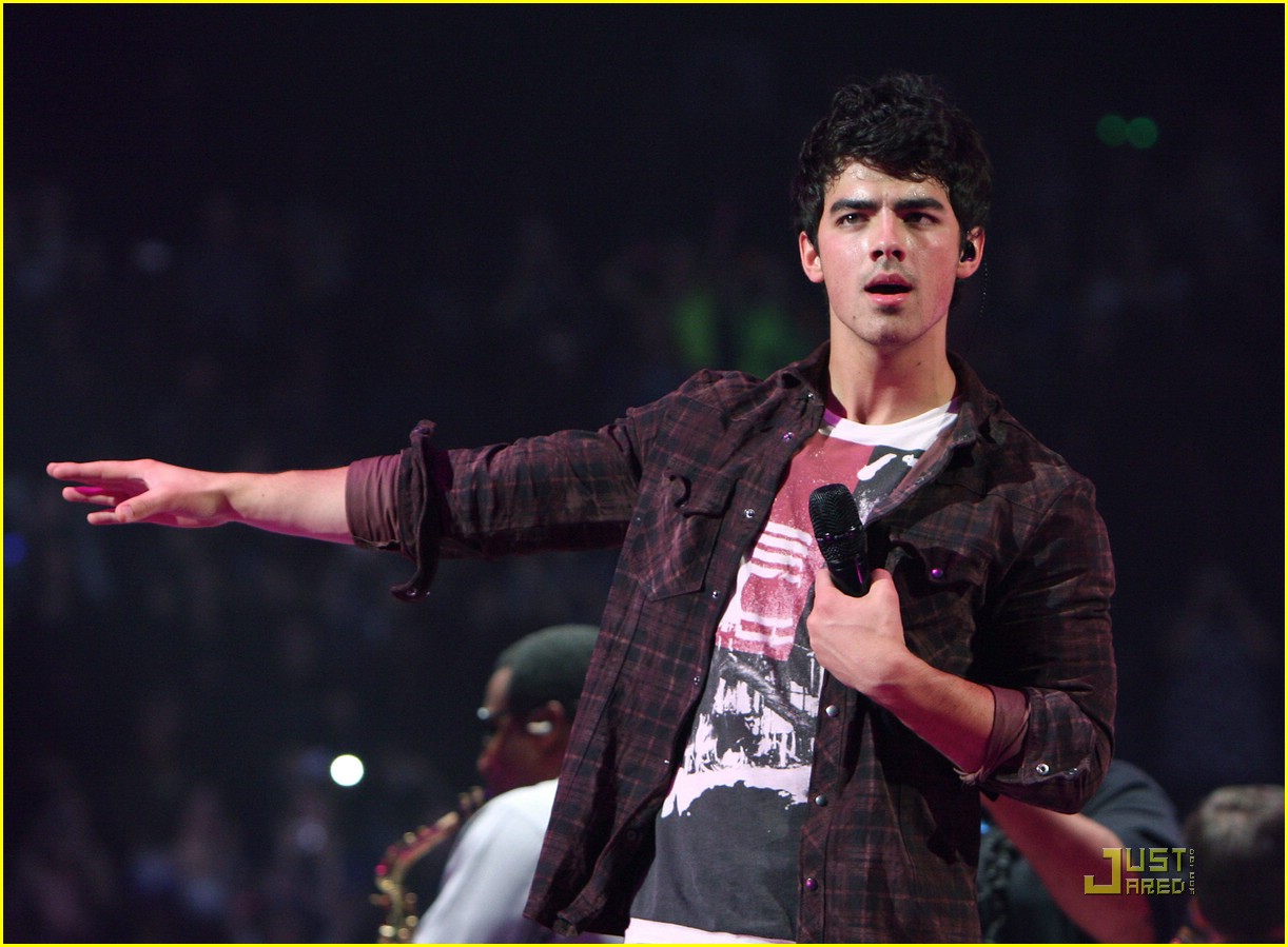 Jonas Brothers Want To Grab Grub with the Grinch