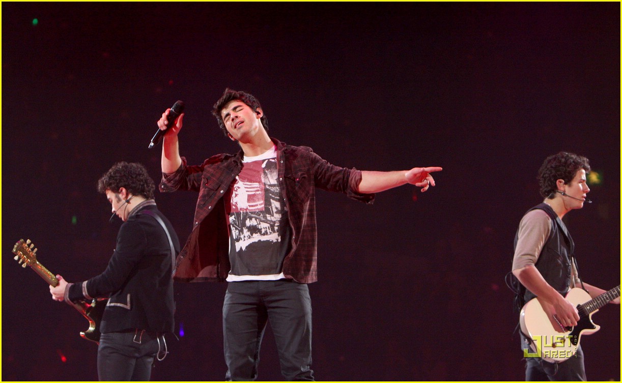 Jonas Brothers Want To Grab Grub with the Grinch