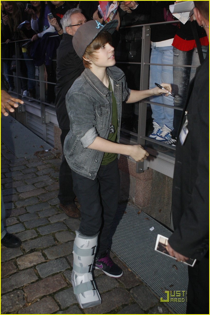 Justin Bieber: Happy Thanksgiving From Germany!