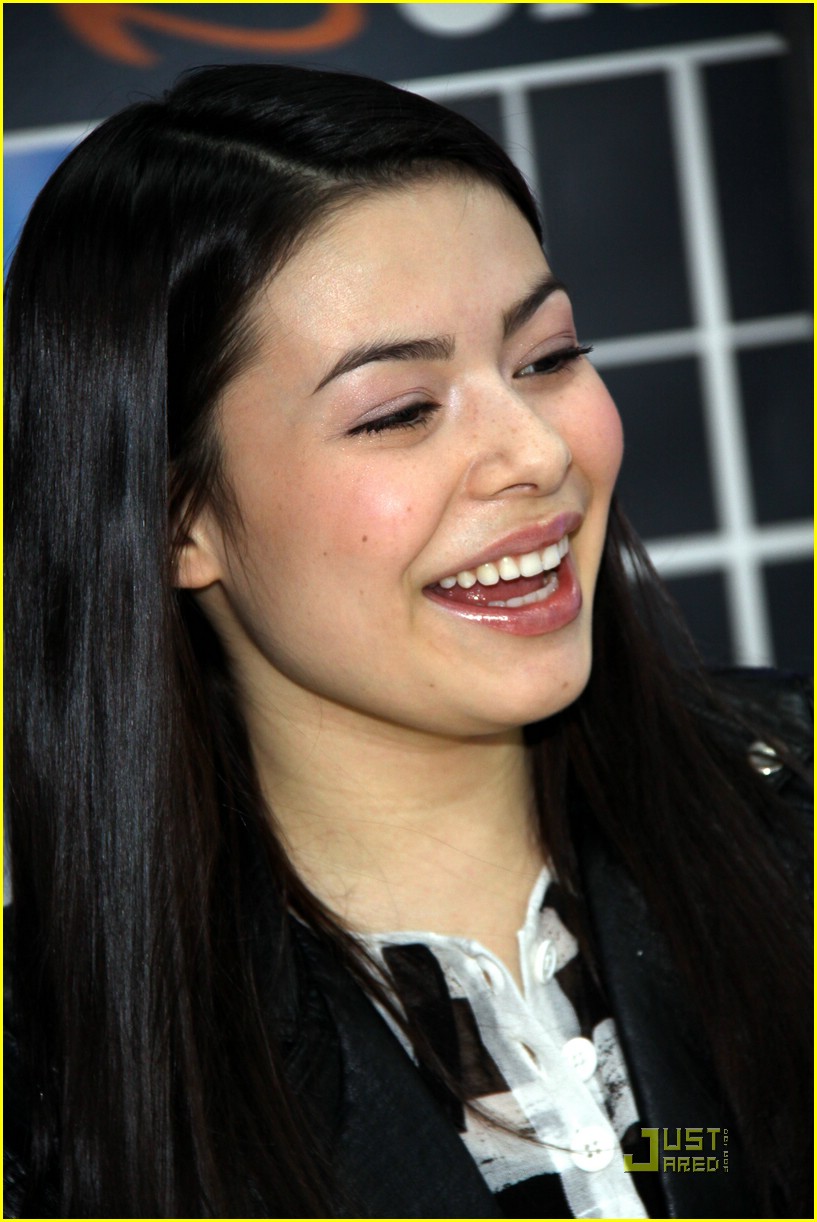 Miranda Cosgrove Locks Down The Saturn Market