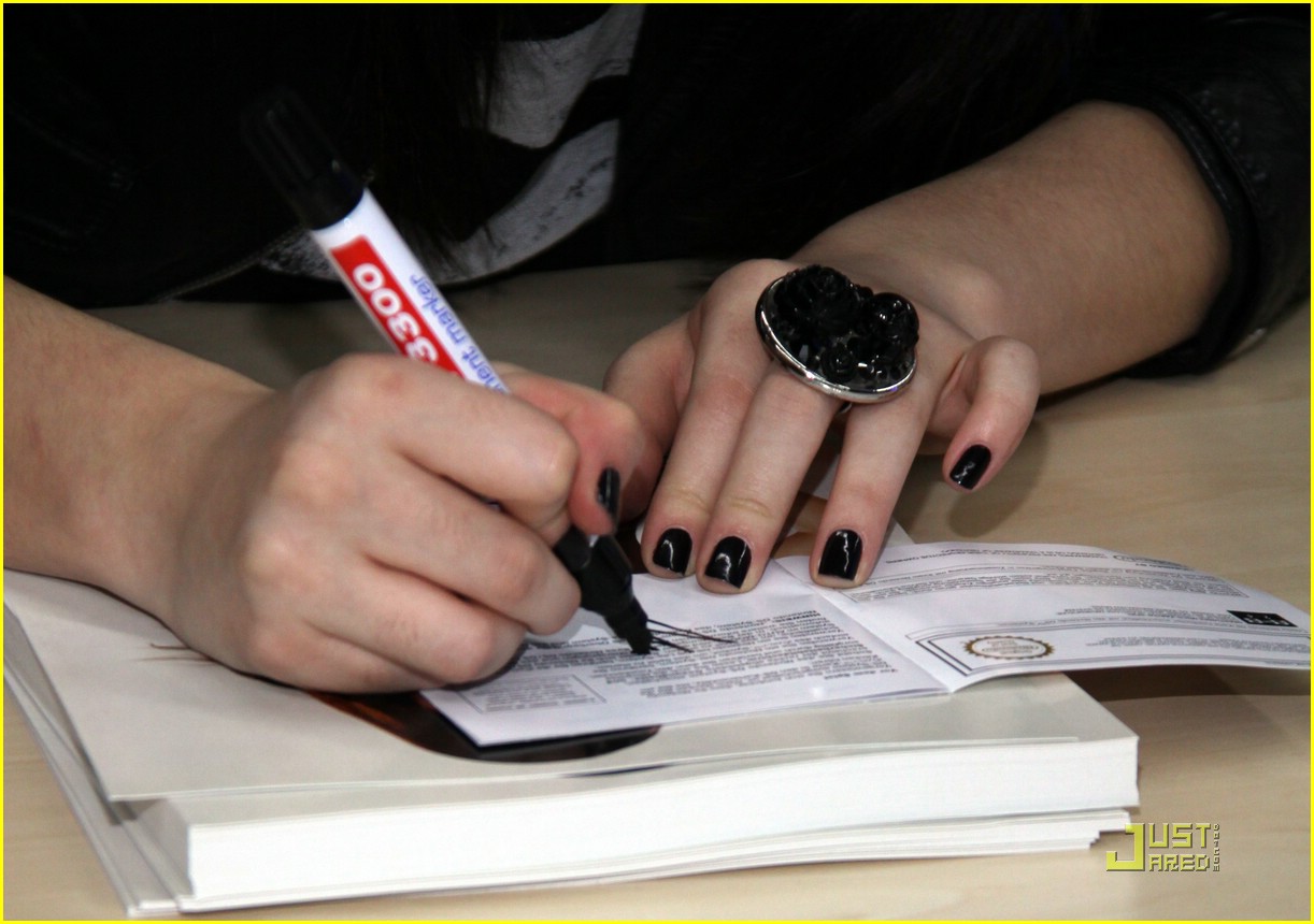 Miranda Cosgrove Locks Down The Saturn Market