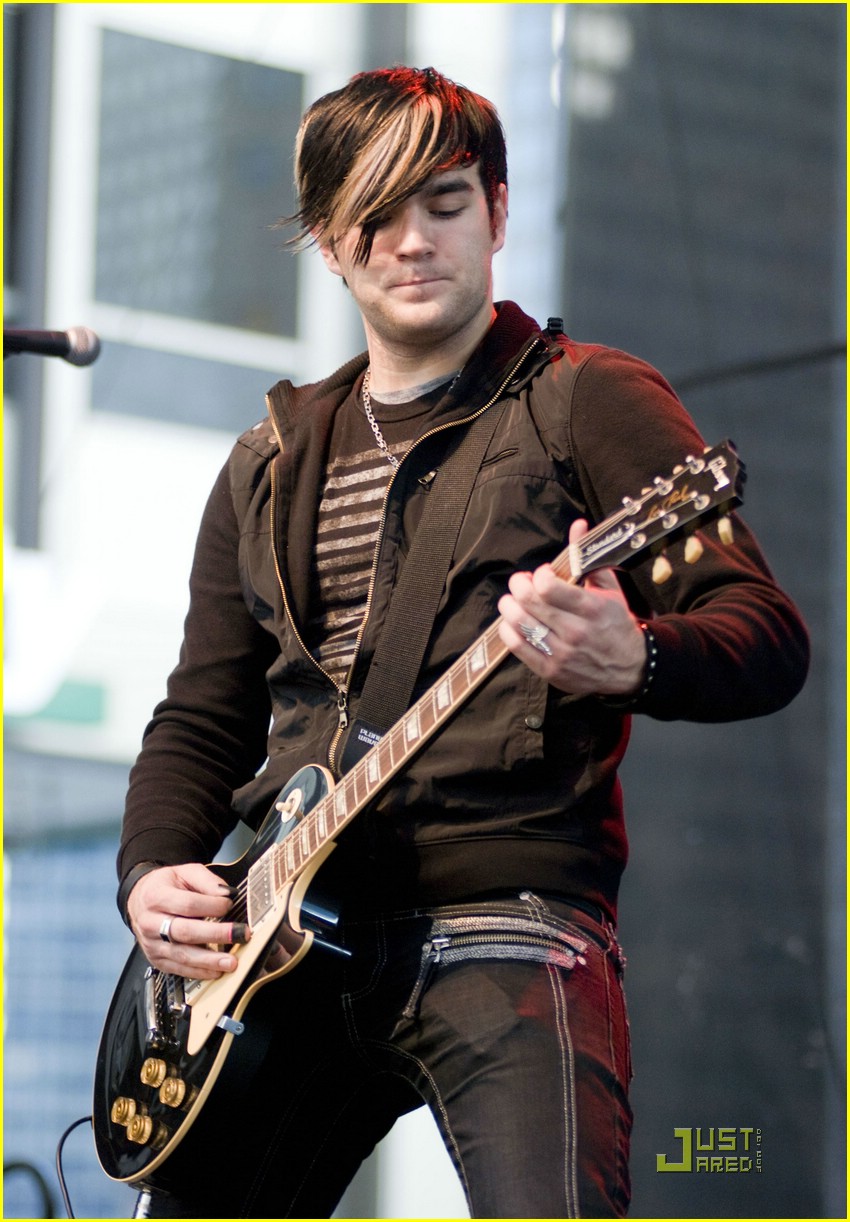 Mitchel Musso Warms Up The Magnificent Mile