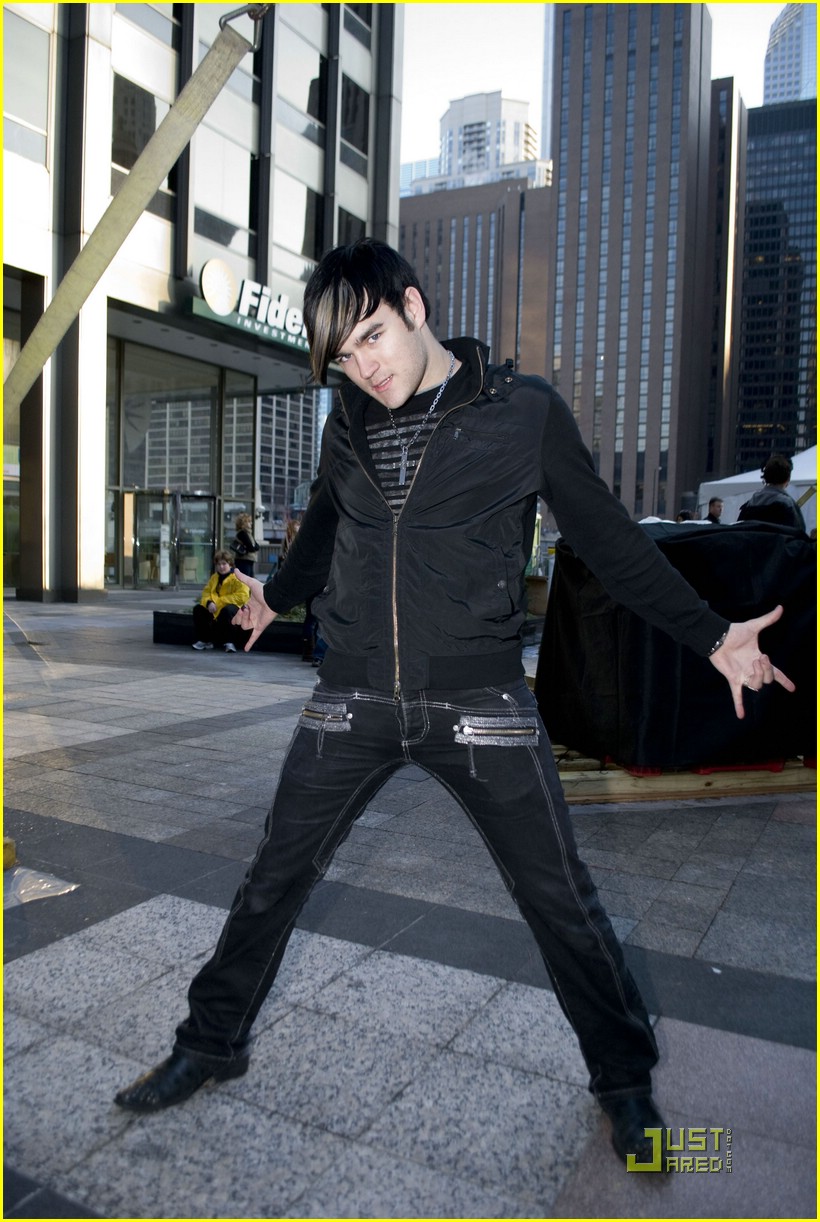 Mitchel Musso Warms Up The Magnificent Mile