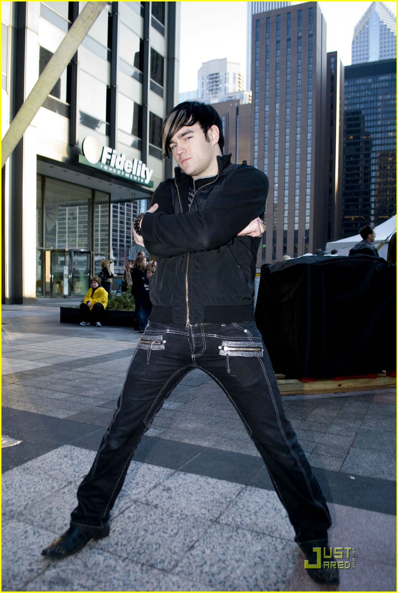 Mitchel Musso Warms Up The Magnificent Mile