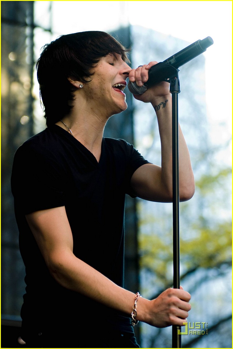 Mitchel Musso Warms Up The Magnificent Mile