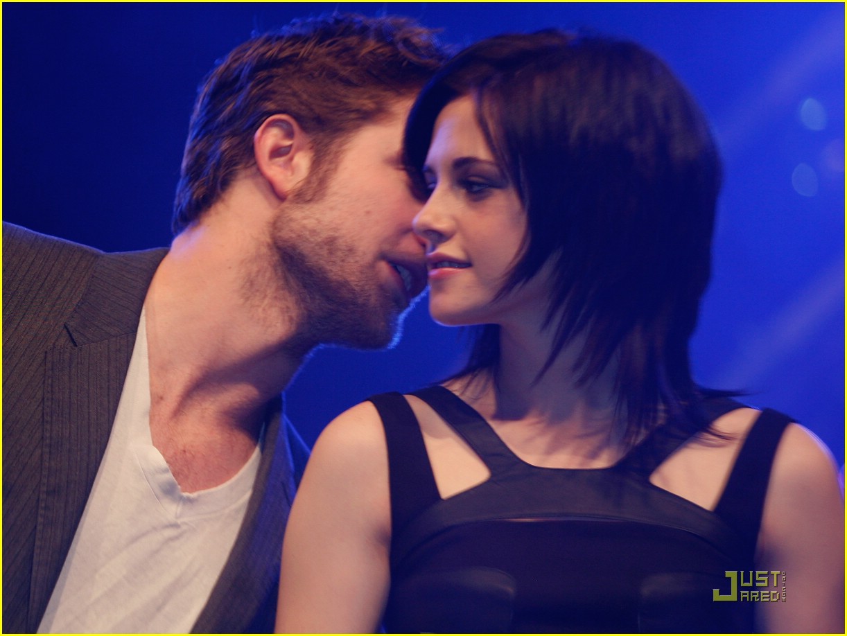 Kristen Stewart & Robert Pattinson Joke Around in Germany