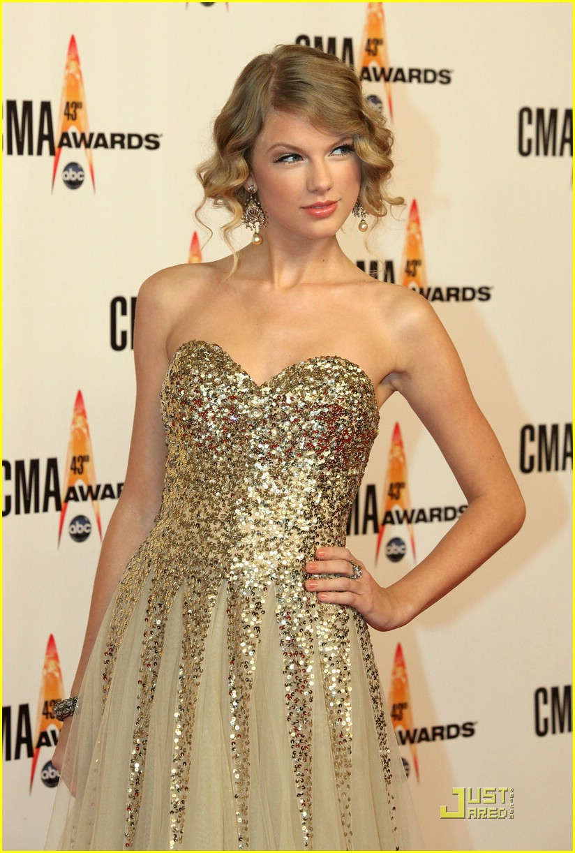 Taylor Swift Sparkles at the CMAs