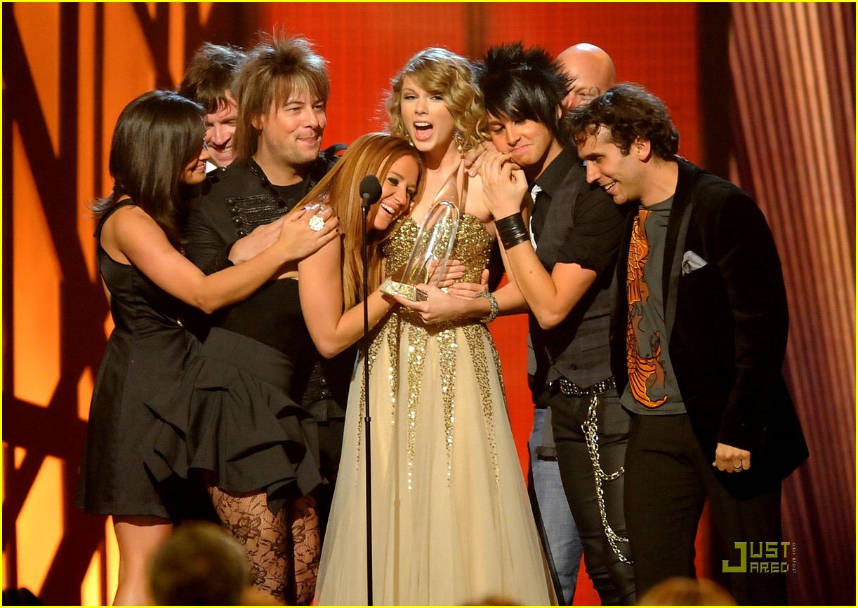 Taylor Swift Sweeps the CMAs