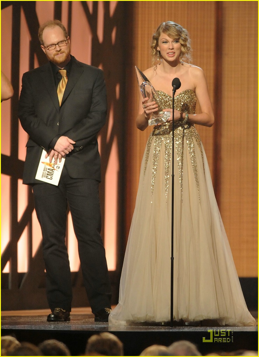 Taylor Swift Sweeps the CMAs