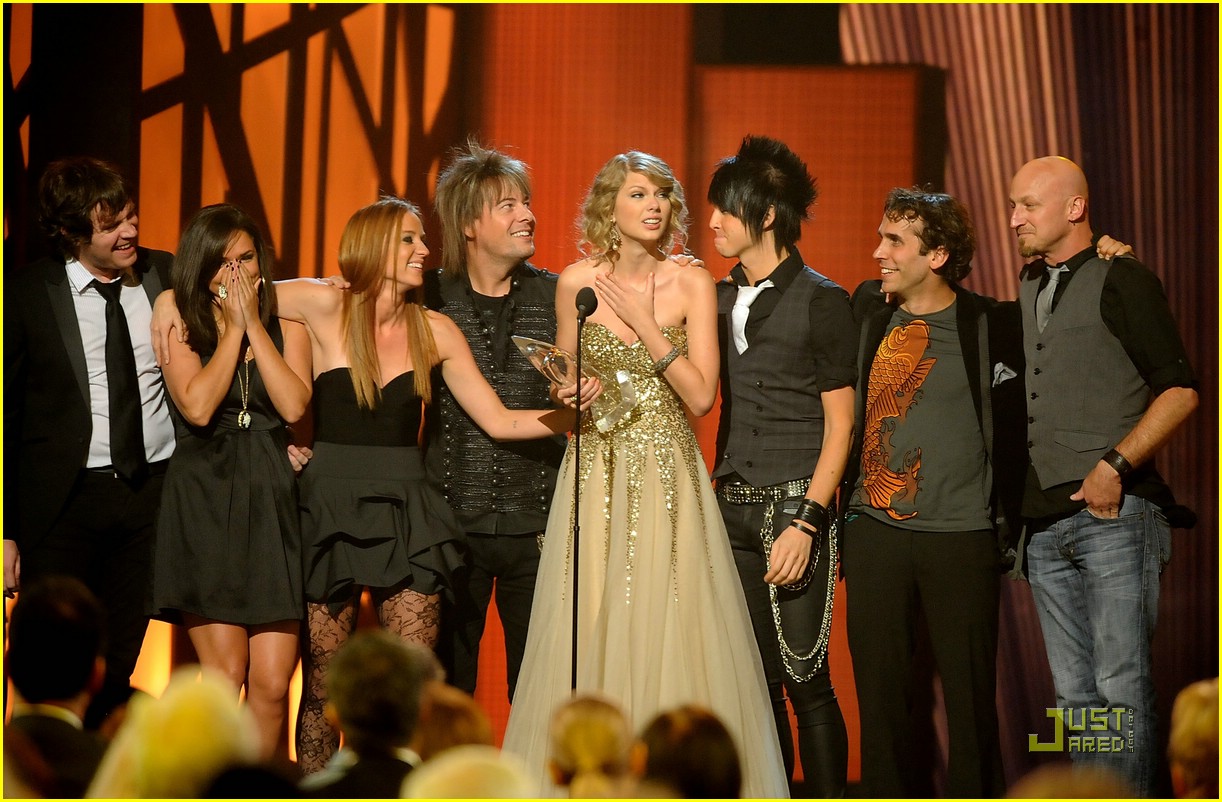 Taylor Swift Sweeps the CMAs