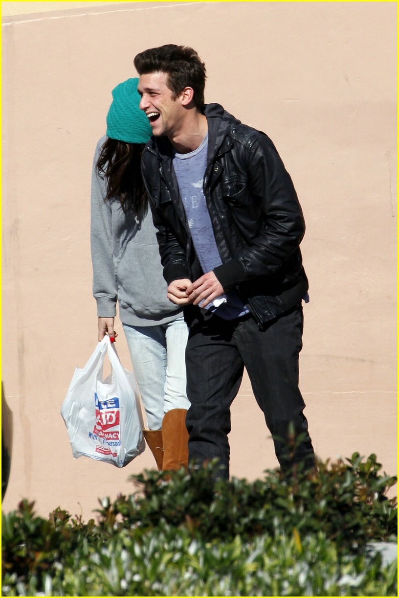 Daren Kagasoff is a Giggling Guy
