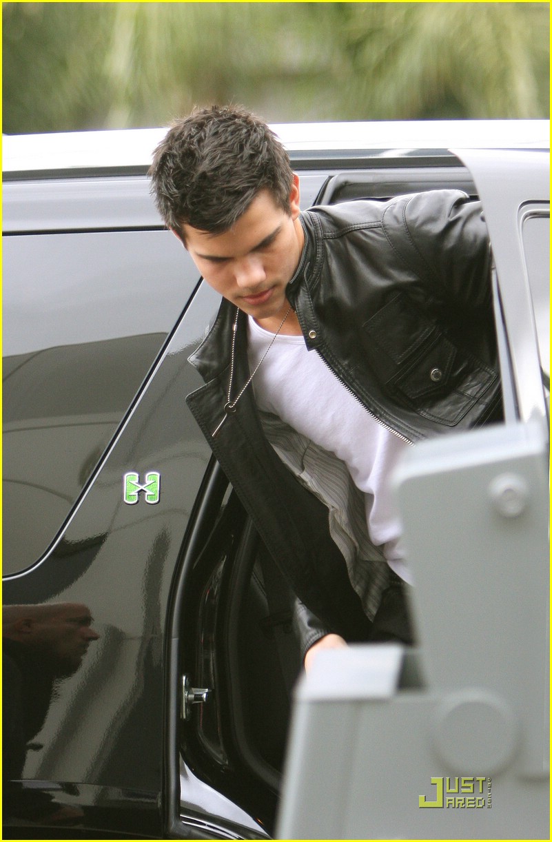 Taylor Lautner: SNL Host This Weekend!