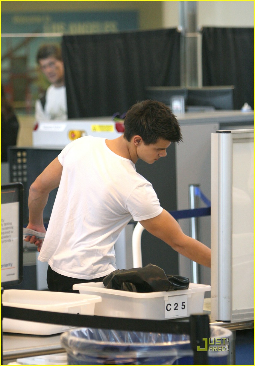 Taylor Lautner: SNL Host This Weekend!