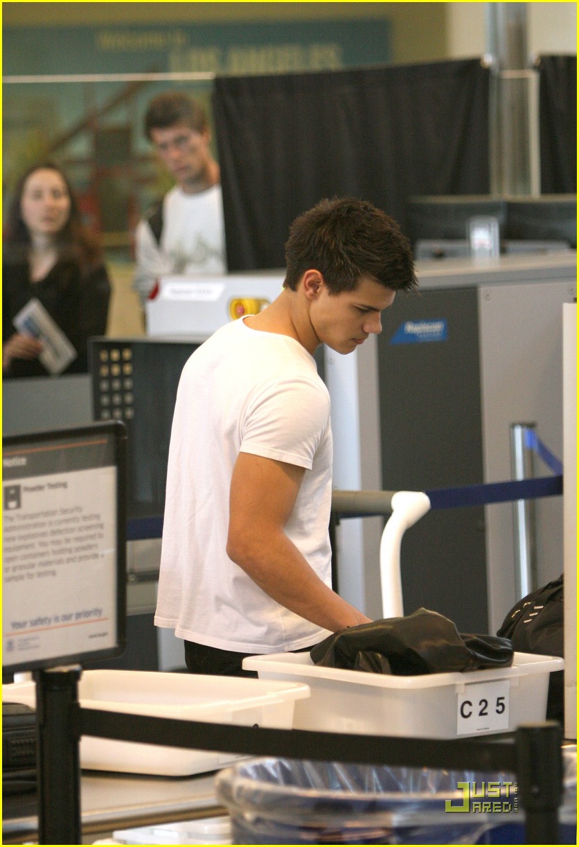 Taylor Lautner: SNL Host This Weekend!