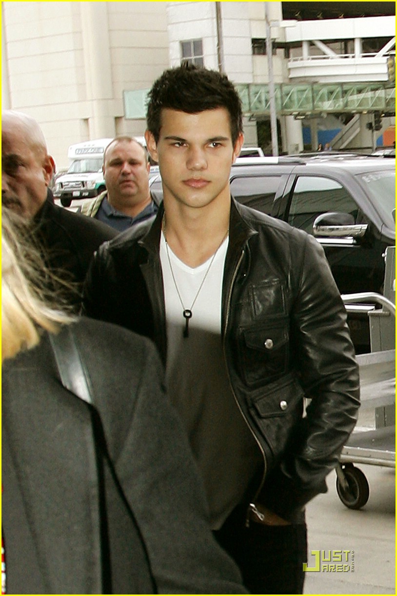 Taylor Lautner: SNL Host This Weekend!