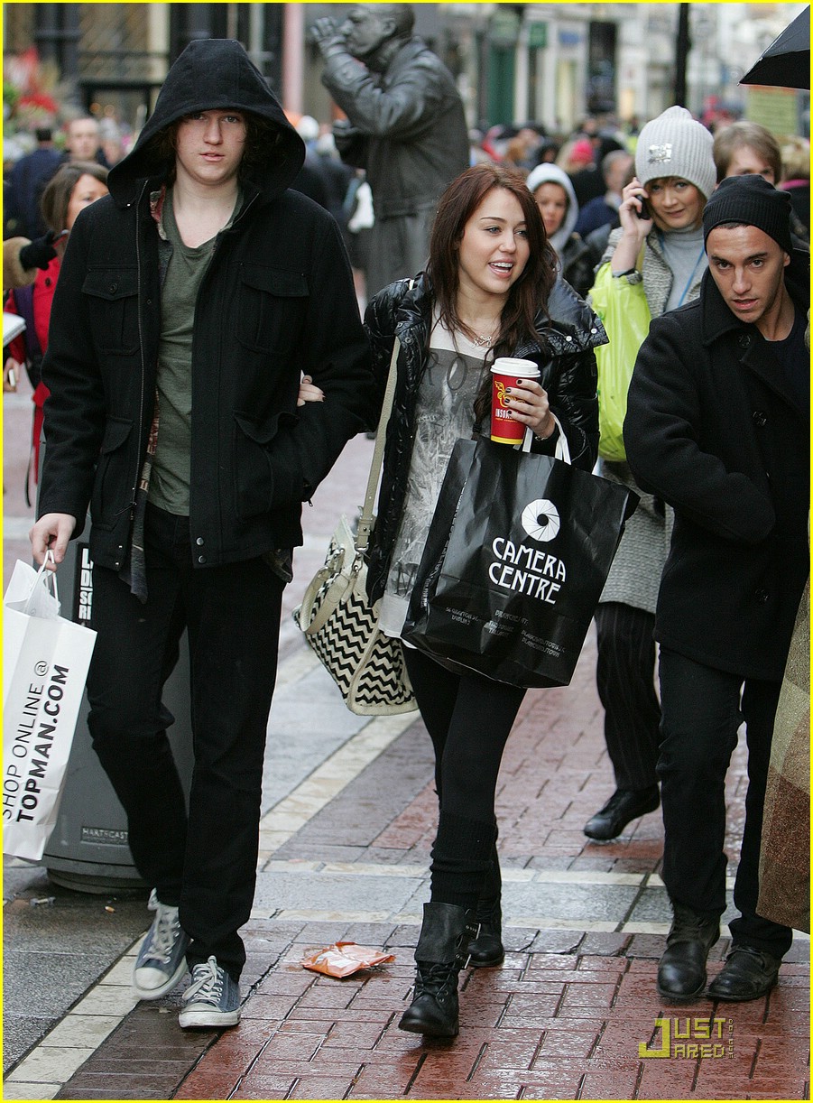 Miley Cyrus Shops Around Dublin
