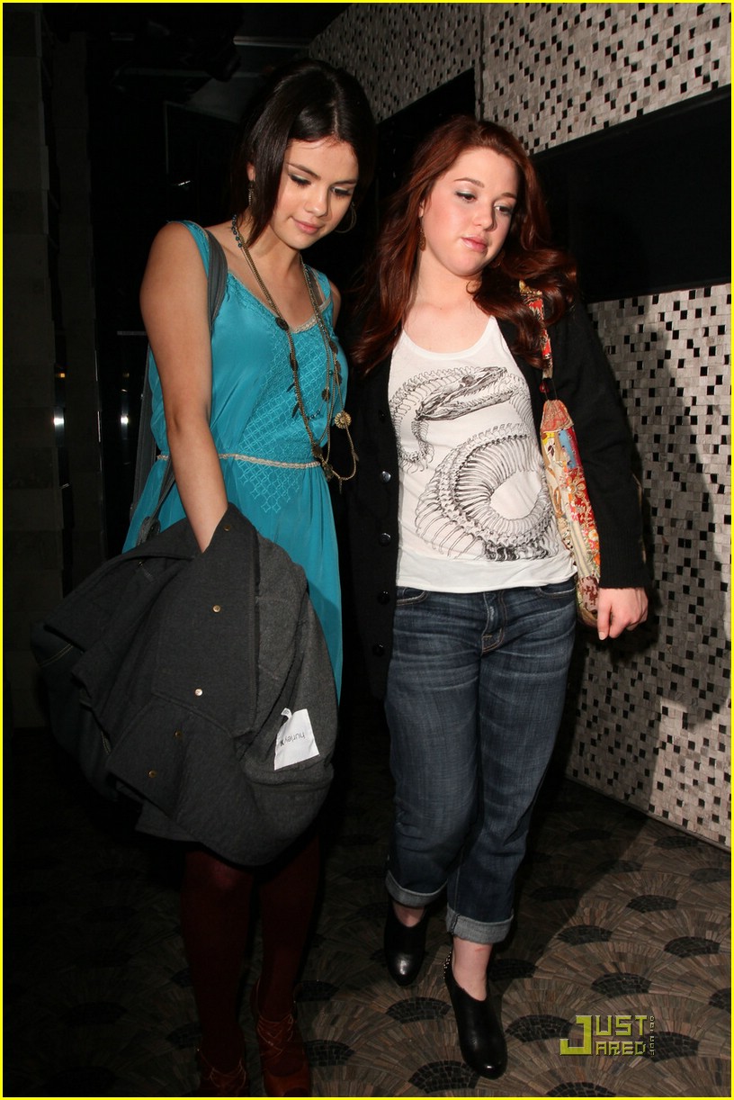 Selena Gomez & Jennifer Stone are East-Enders