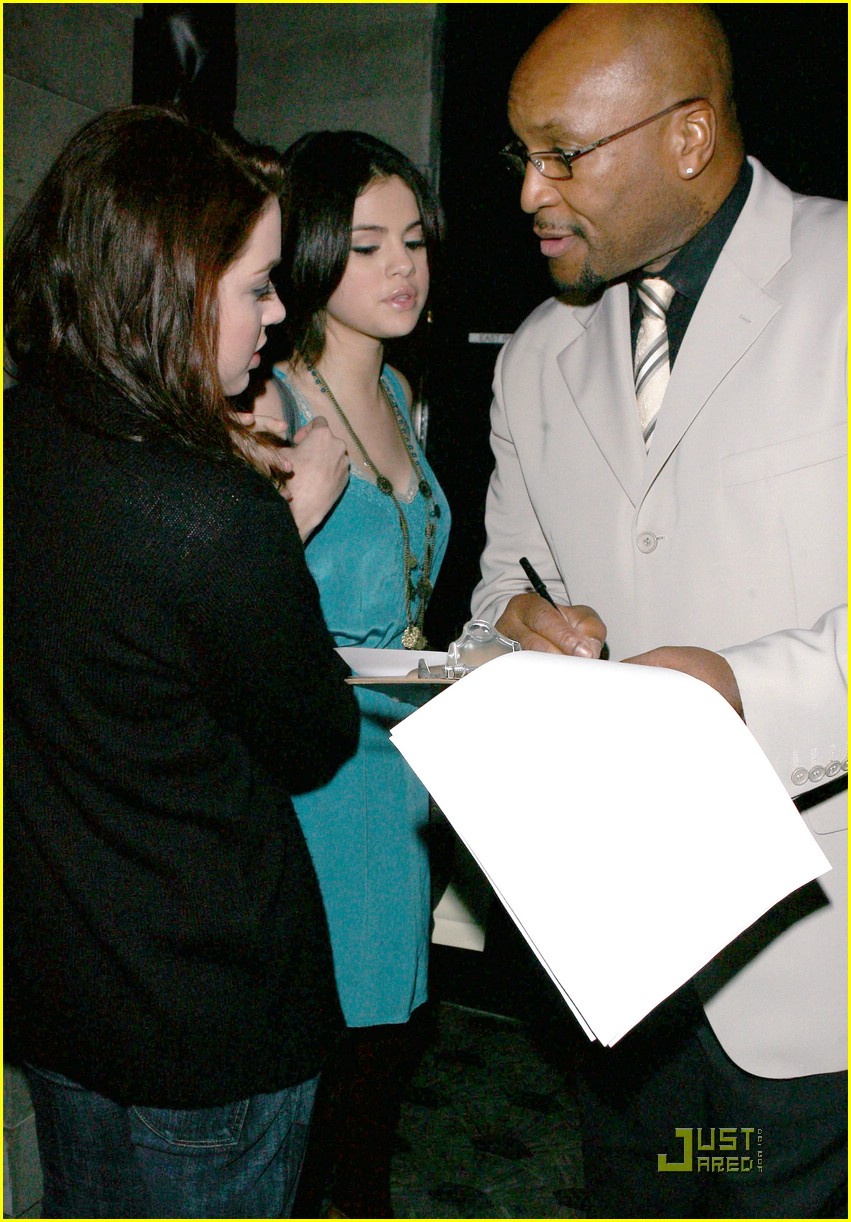 Selena Gomez & Jennifer Stone are East-Enders