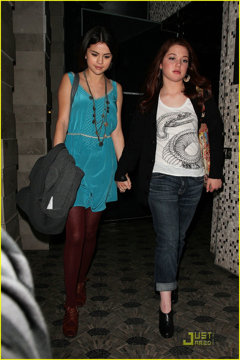 Selena Gomez & Jennifer Stone are East-Enders