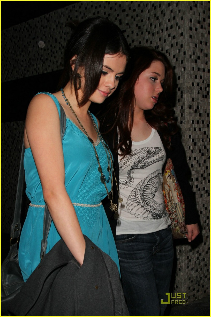 Selena Gomez & Jennifer Stone are East-Enders