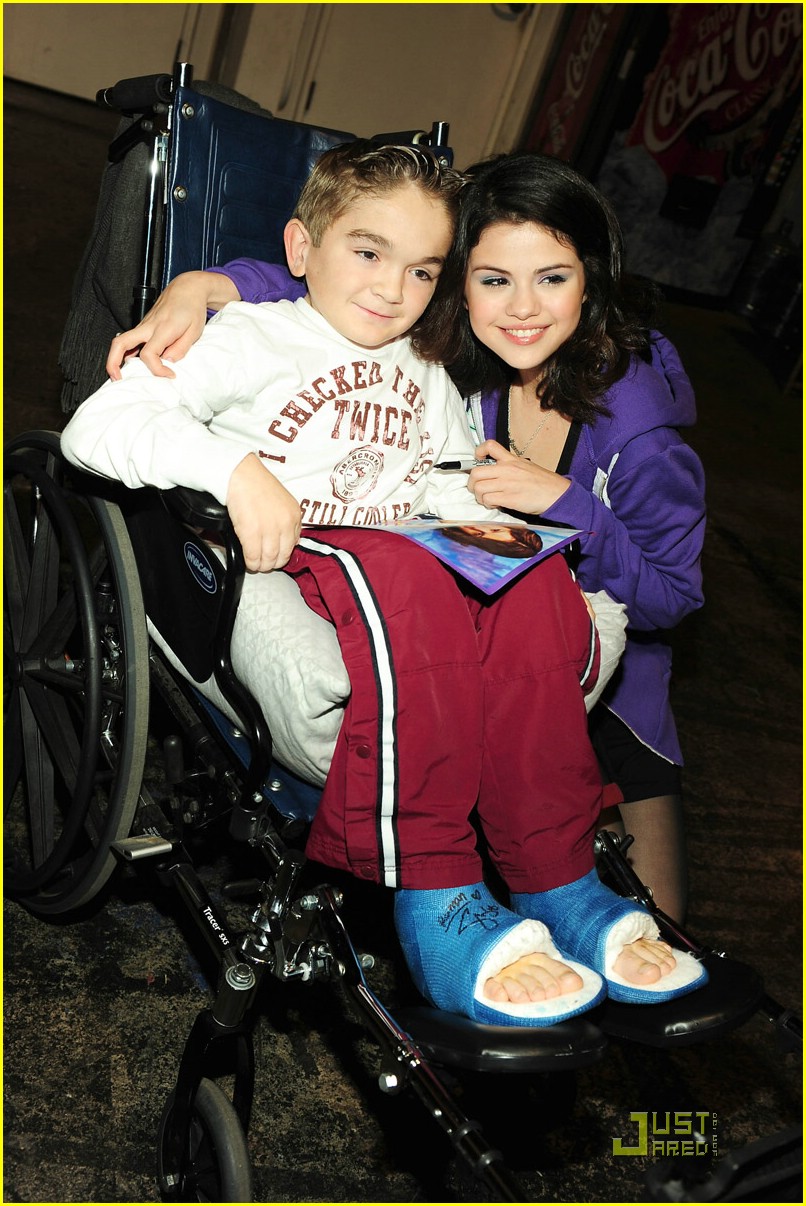 Selena Gomez: No Home For The Holidays