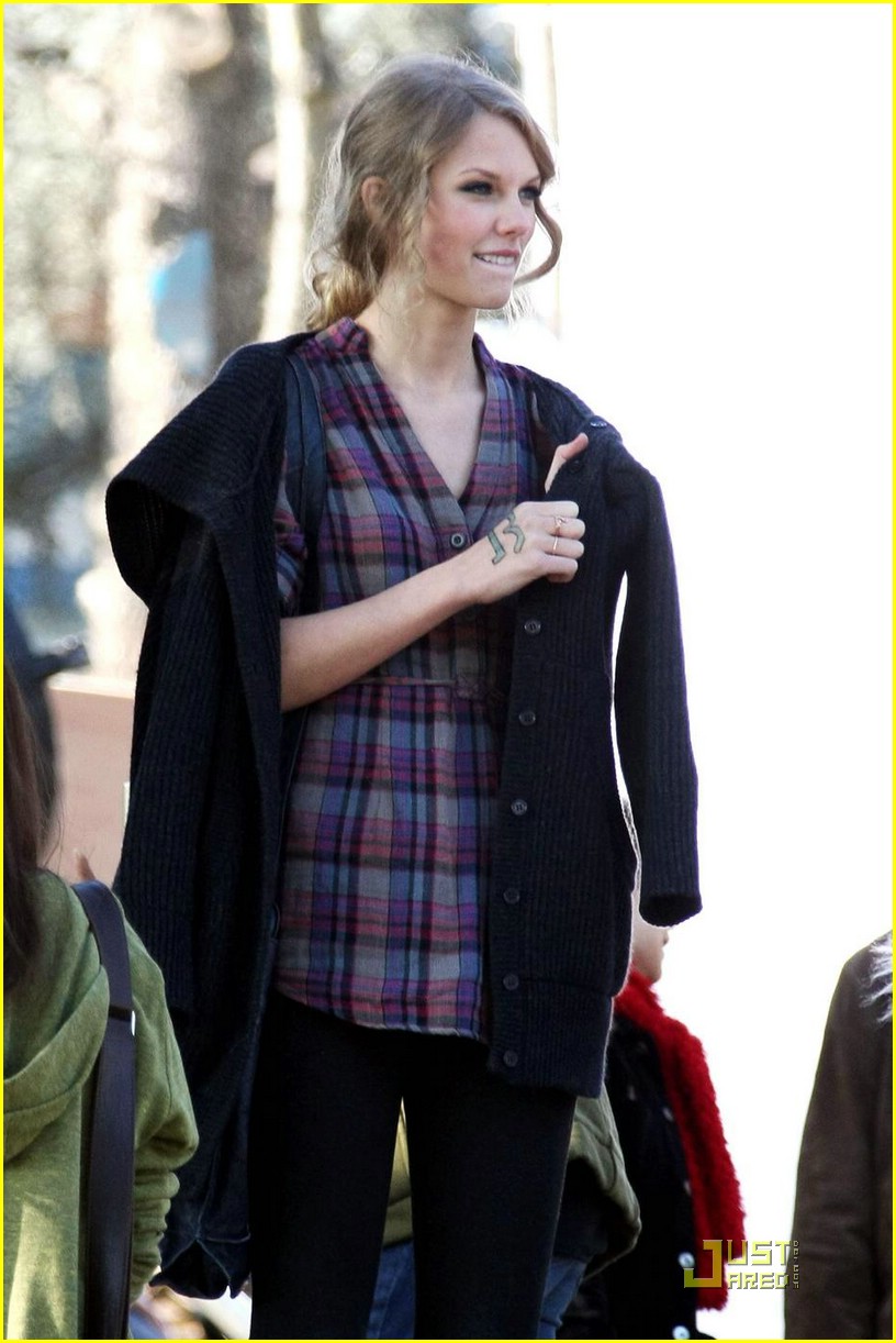 Taylor Lautner & Taylor Swift: Benihana Buds