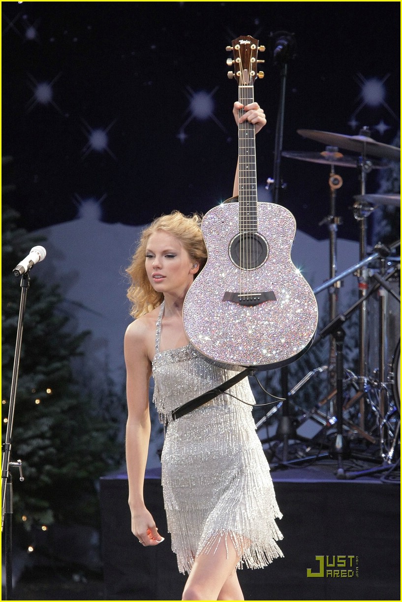 Taylor Swift is Jingle Ball Jolly