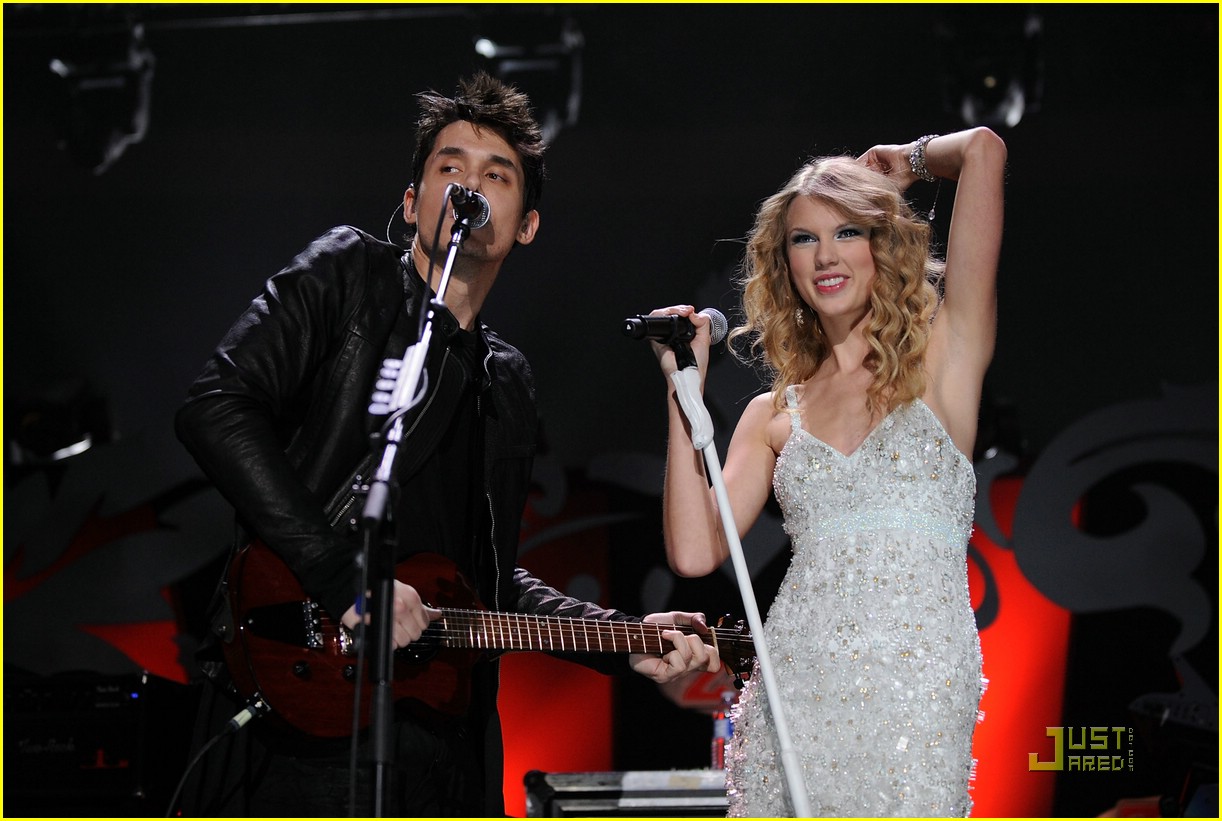 Taylor Swift Jingles All The Way