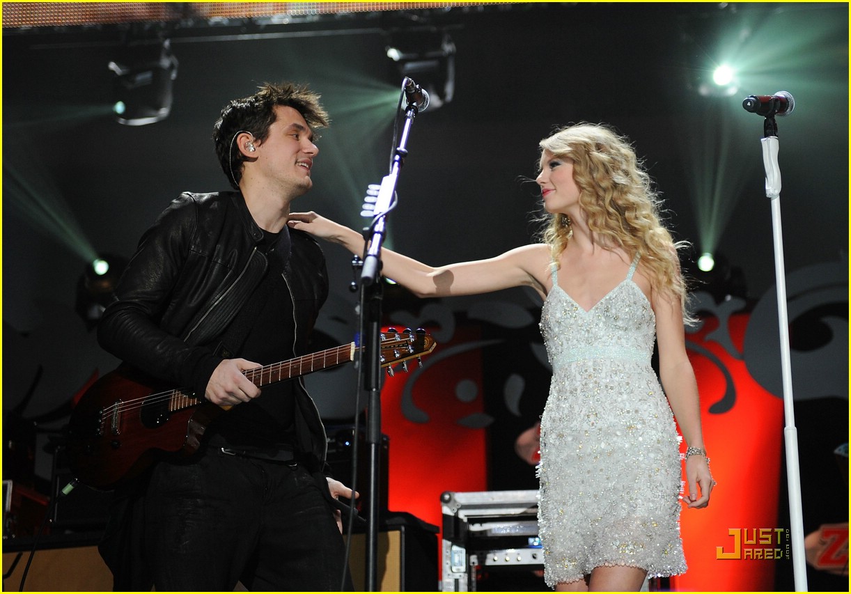 Taylor Swift Jingles All The Way