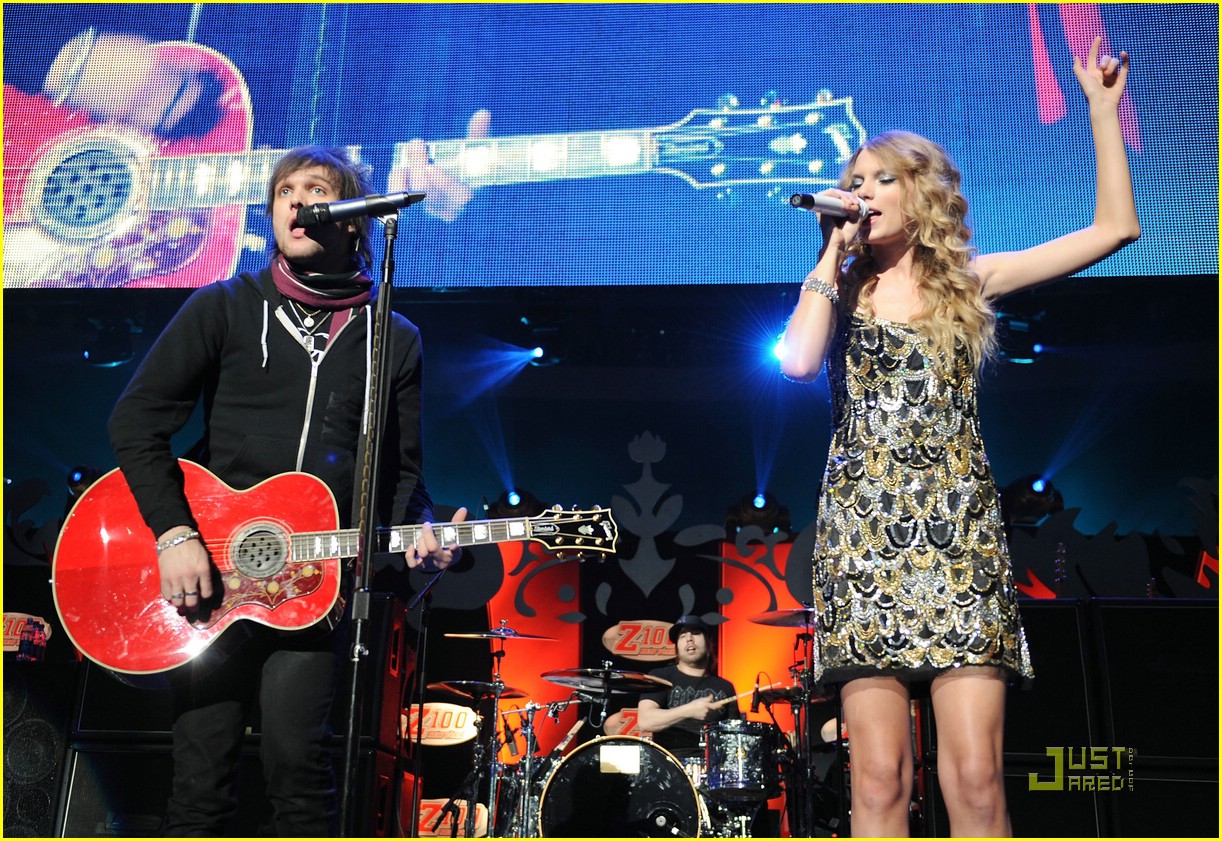 Taylor Swift Jingles All The Way