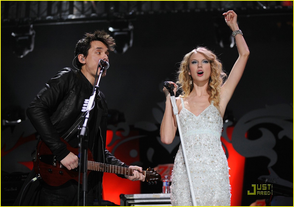 Taylor Swift Jingles All The Way