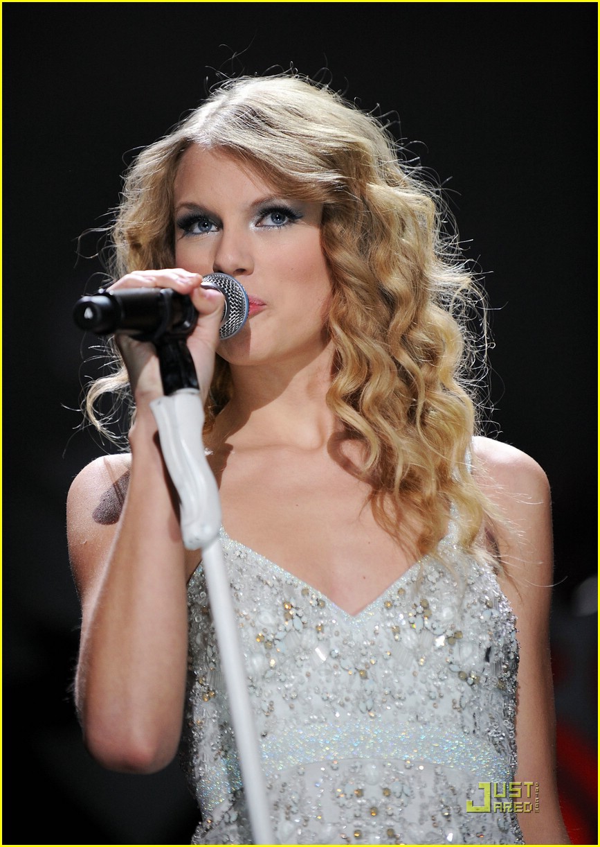 Taylor Swift Jingles All The Way