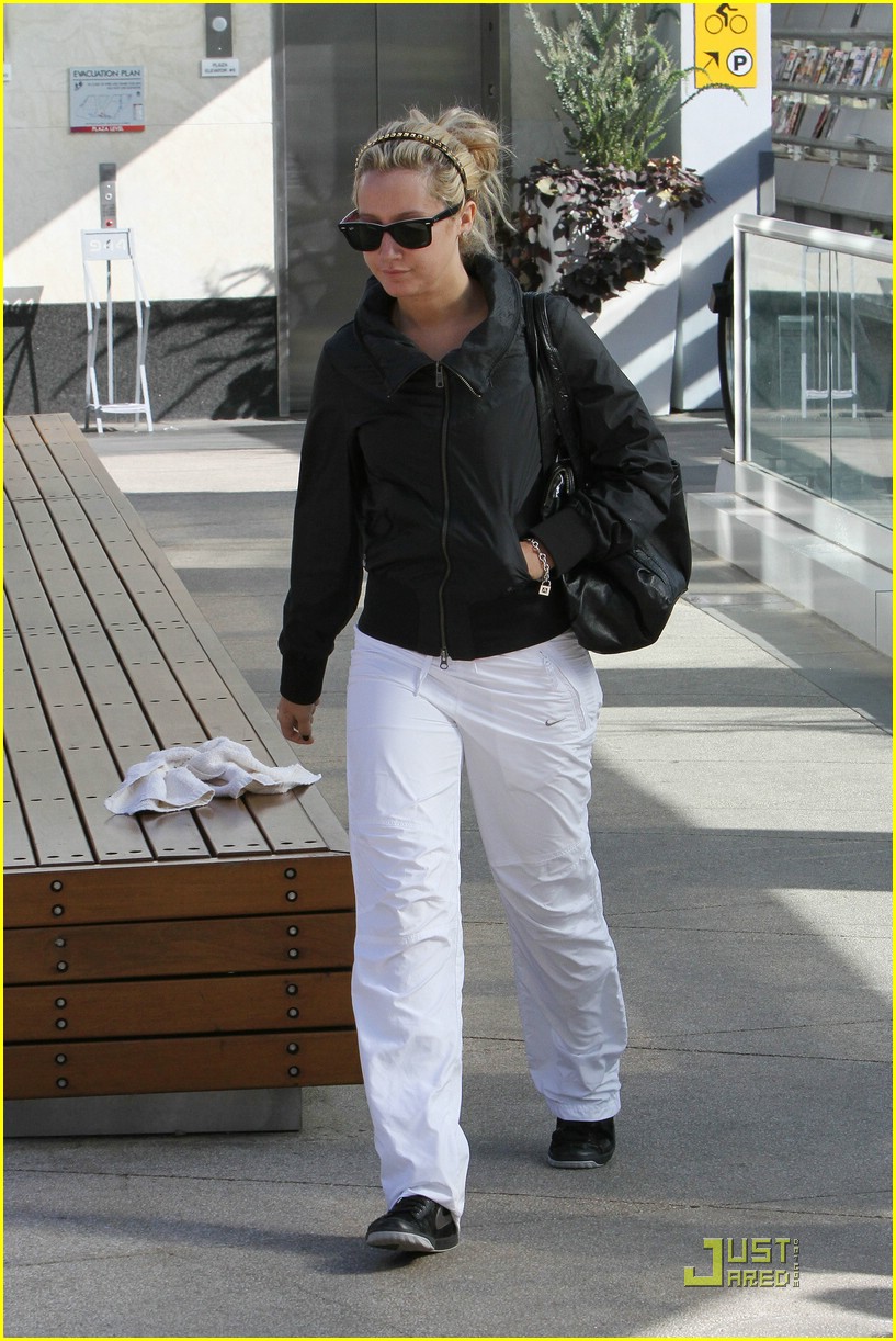 Ashley Tisdale is Equinox Effortless