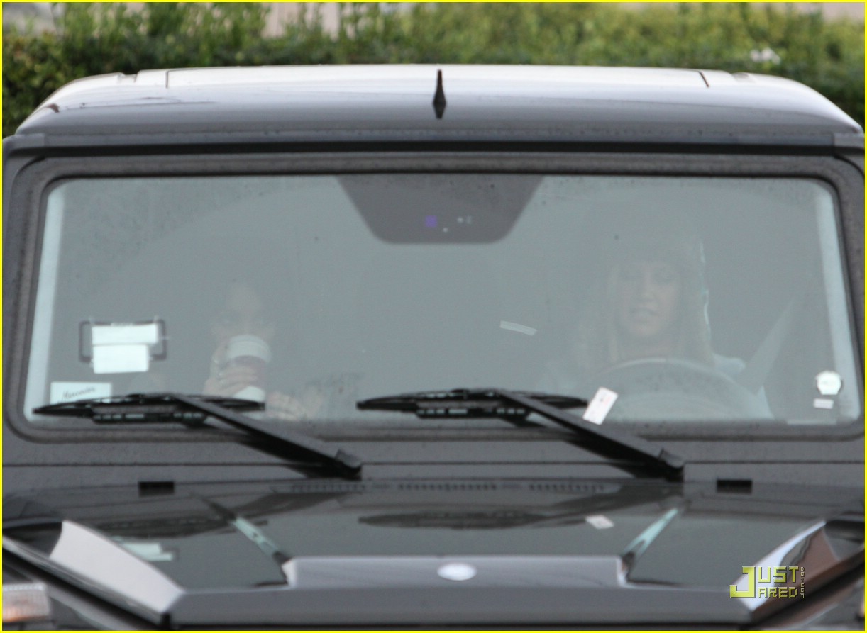 Ashley Tisdale & Vanessa Hudgens: Coffee Bean BFFs