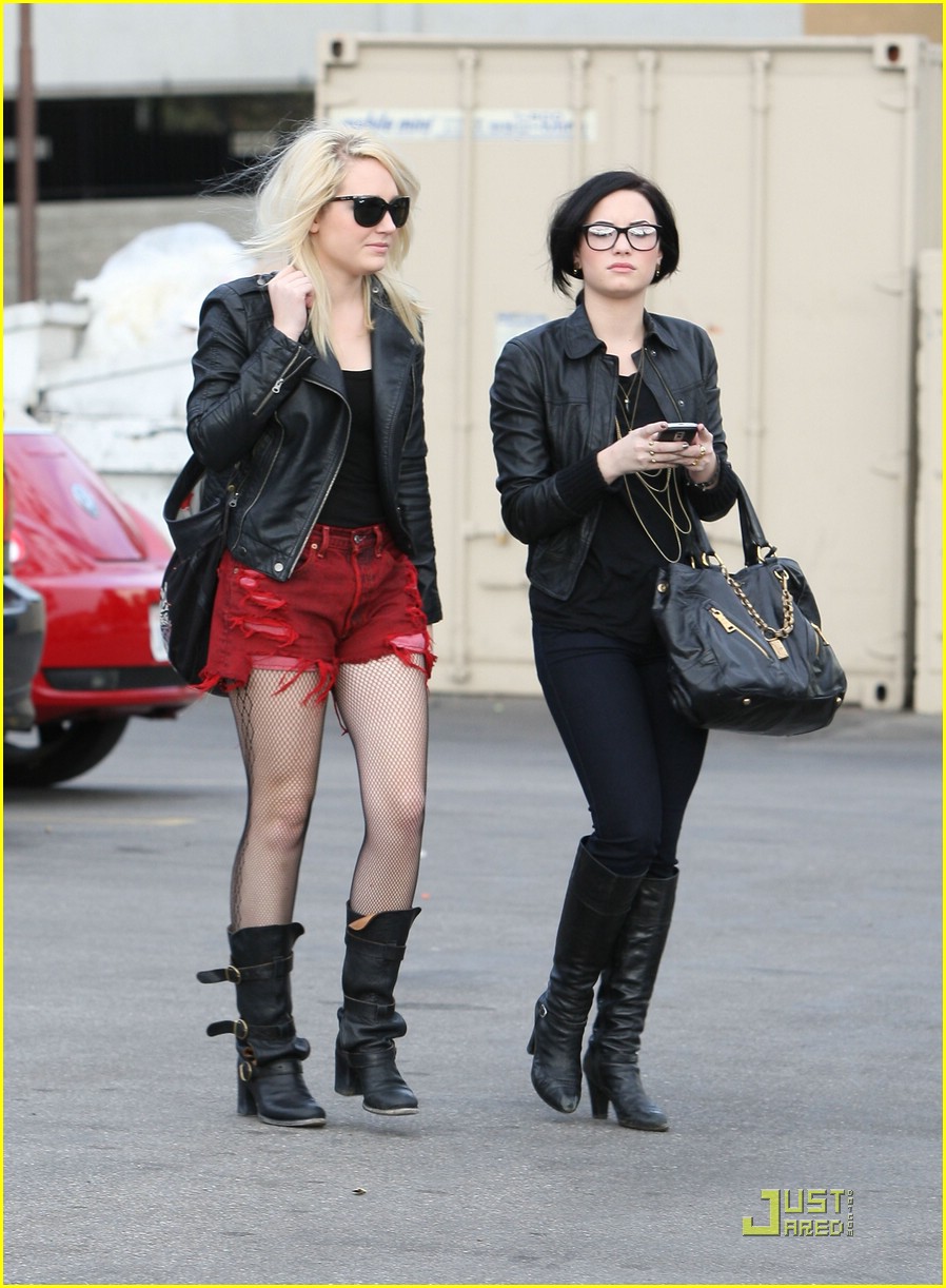Demi Lovato: Burgers at Big Boy!