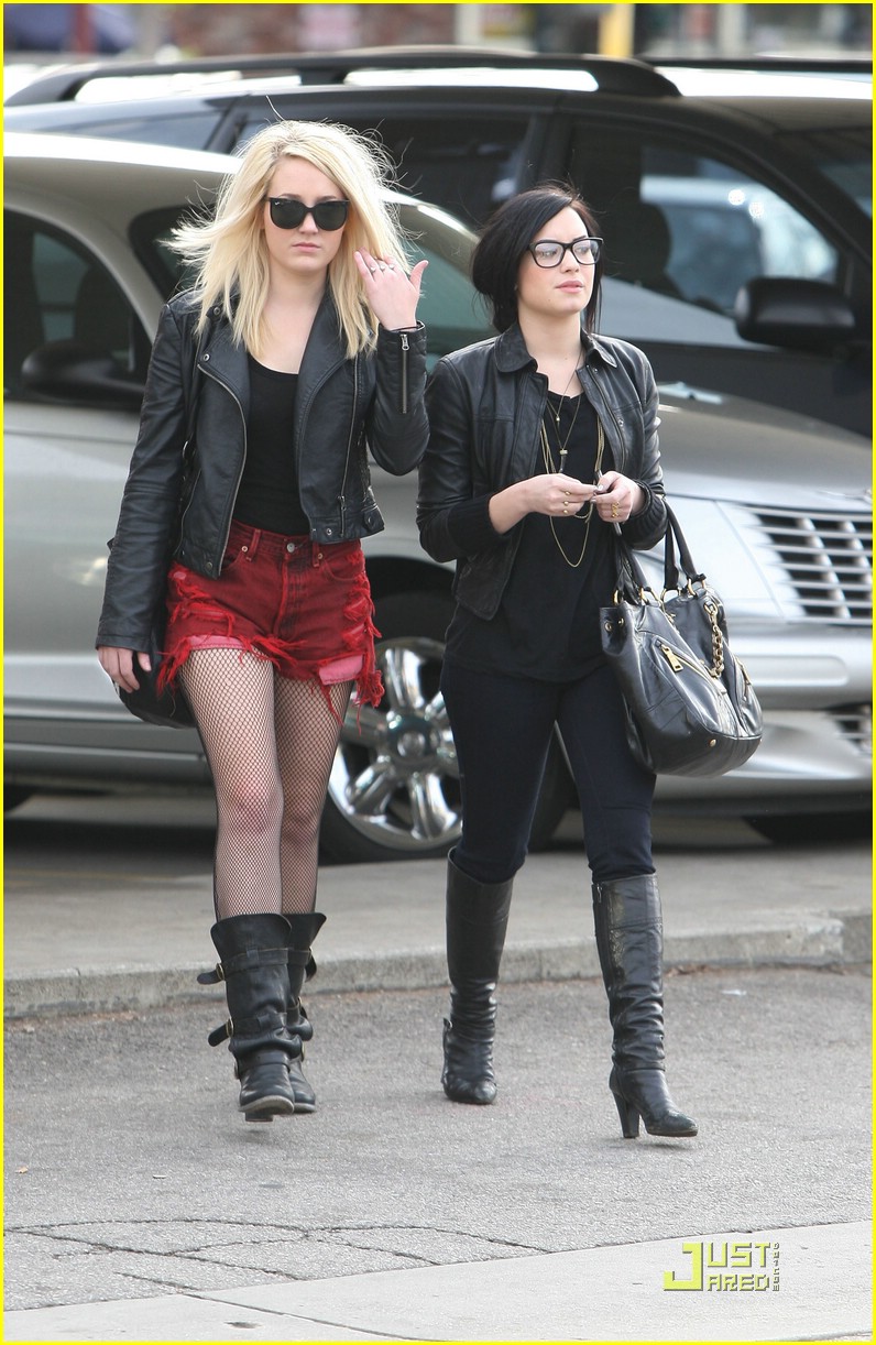 Demi Lovato: Burgers at Big Boy!