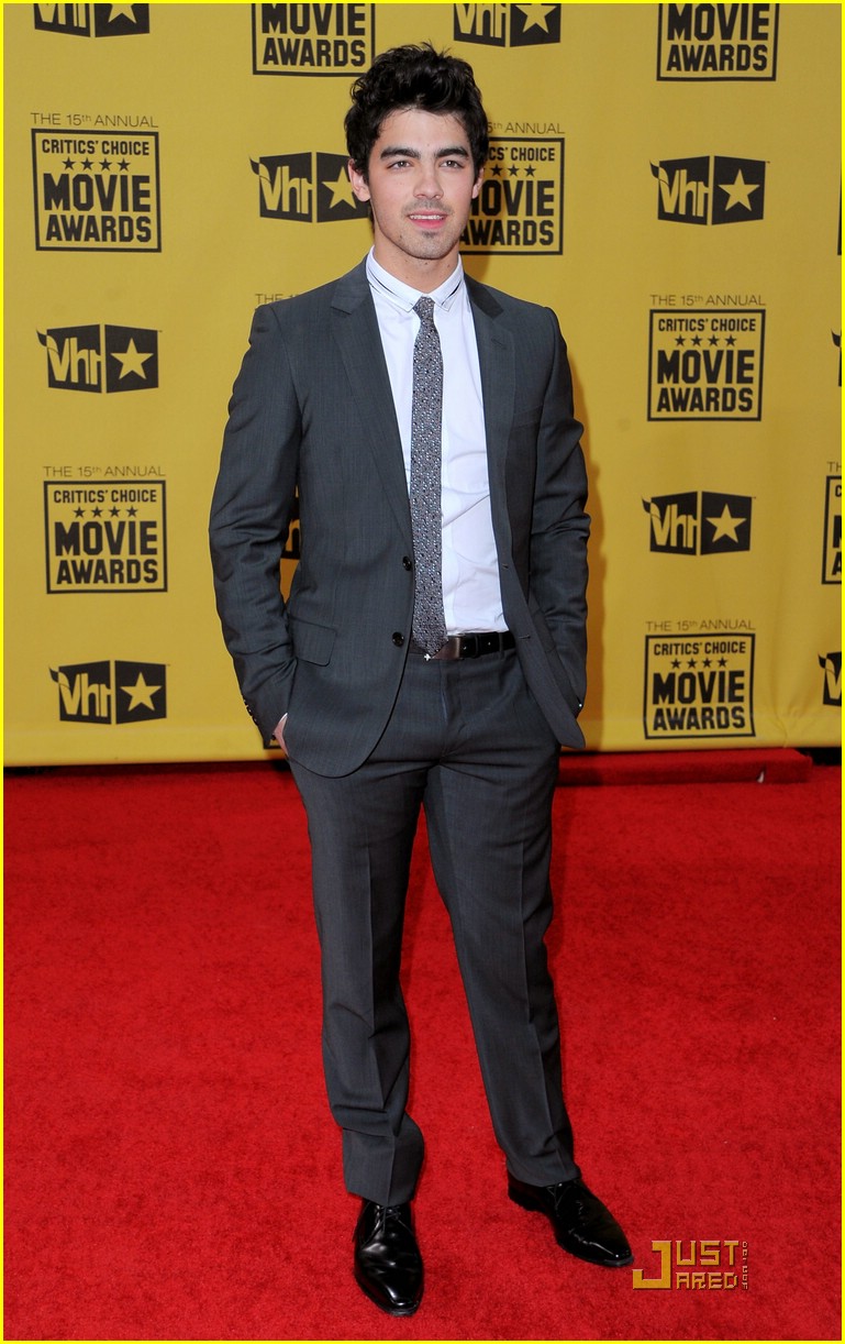 Joe Jonas Spots Paul McCartney!