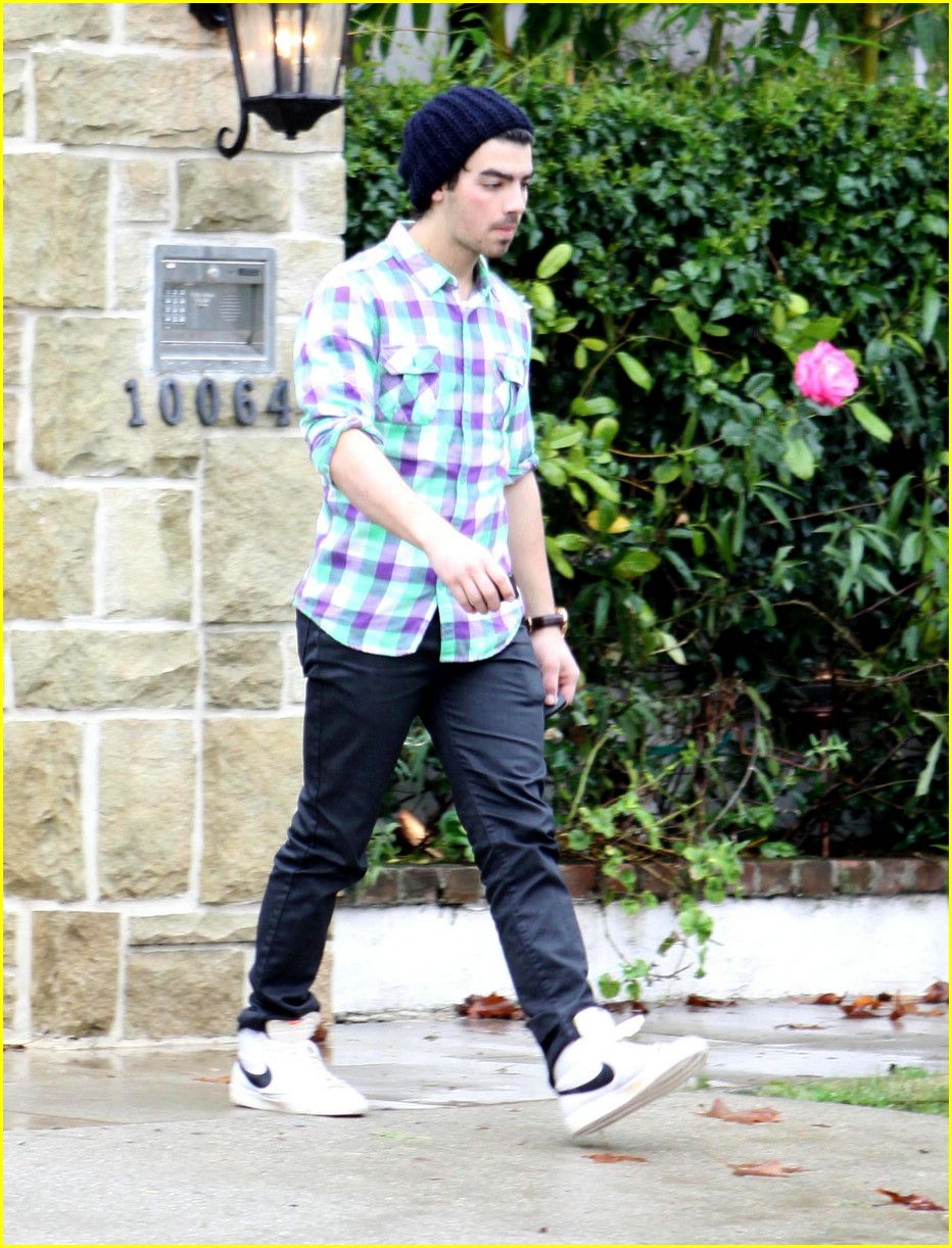 Joe Jonas Visits Hilary Duff?