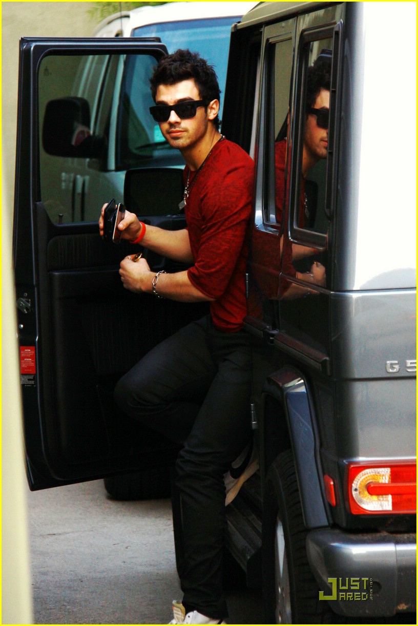 Joe Jonas: JoBros Are Still Together!