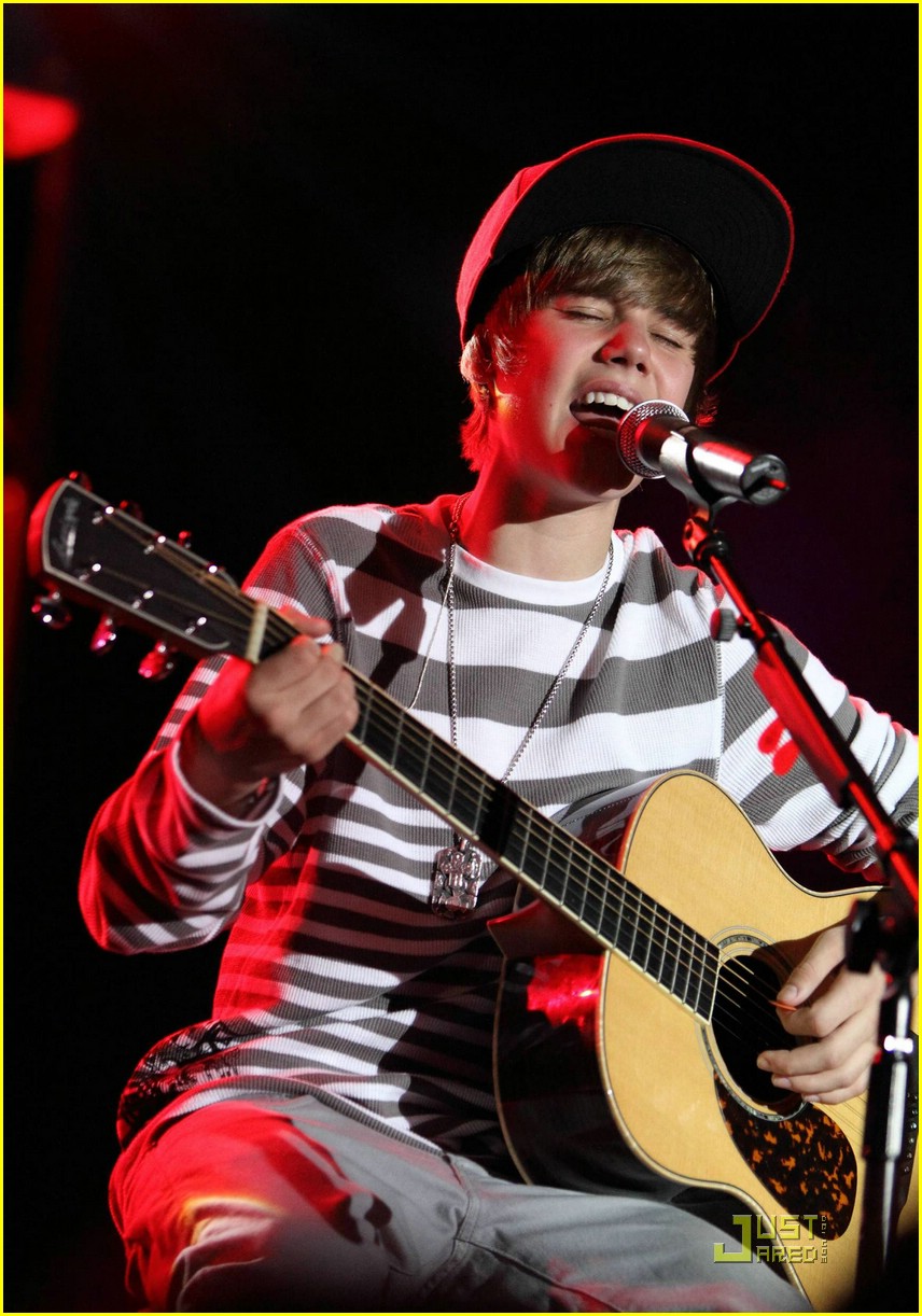 Justin Bieber Brings Baby to the Bahamas