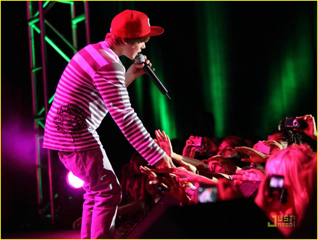 Justin Bieber Brings Baby to the Bahamas