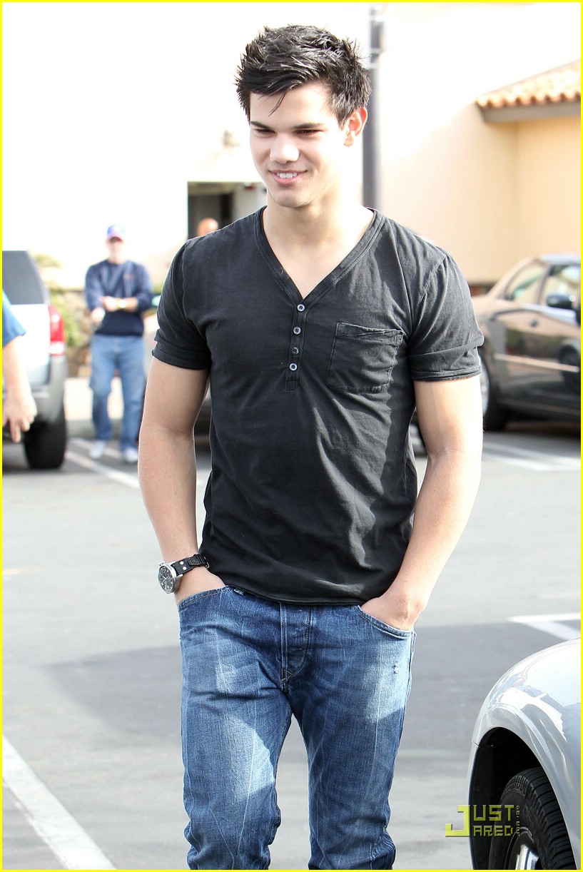 Taylor Lautner Grabs Olive Garden Grub