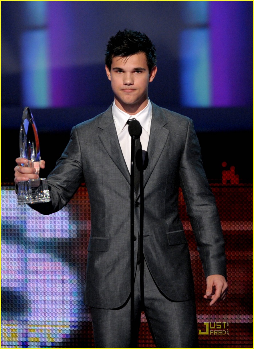 Taylor Lautner Wins Breakout Movie Actor!