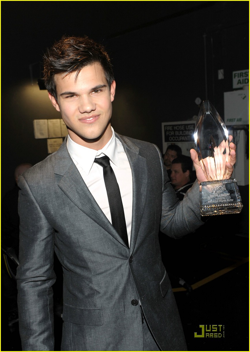 Taylor Lautner Wins Breakout Movie Actor!