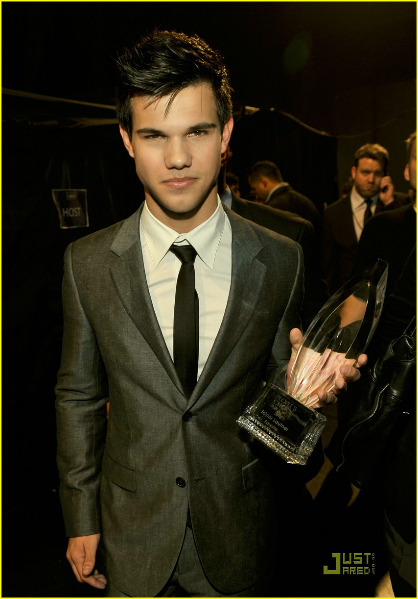 Taylor Lautner Wins Breakout Movie Actor!