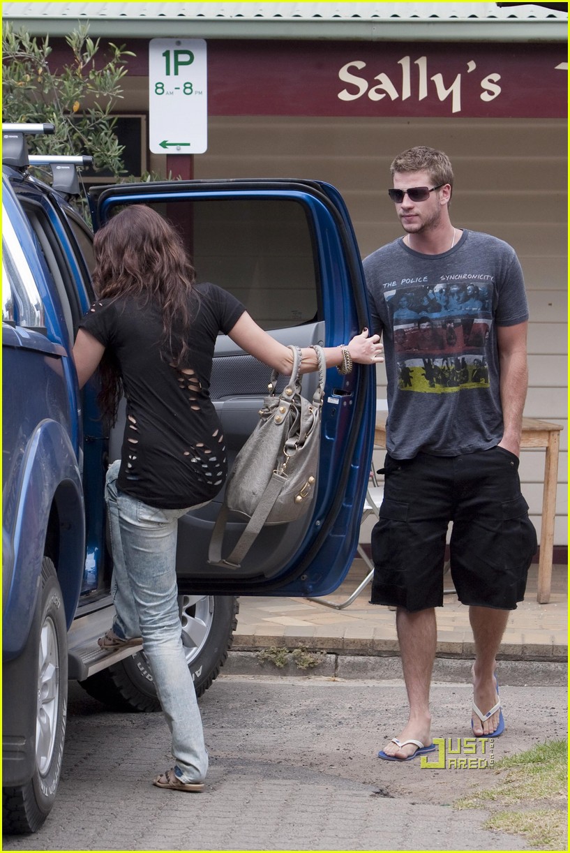 Miley Cyrus & Liam Hemsworth: Phillip Island Hand-Holding