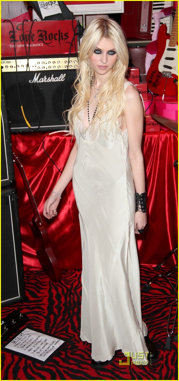 Taylor Momsen: Love Rocks with Victoria's Secret