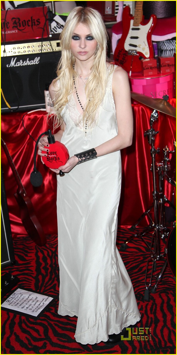 Taylor Momsen: Love Rocks with Victoria's Secret