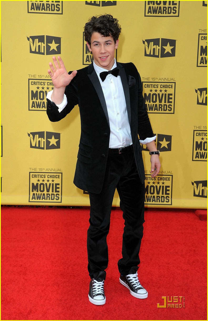 Nick Jonas Wears Chucks To Critic's Choice Awards