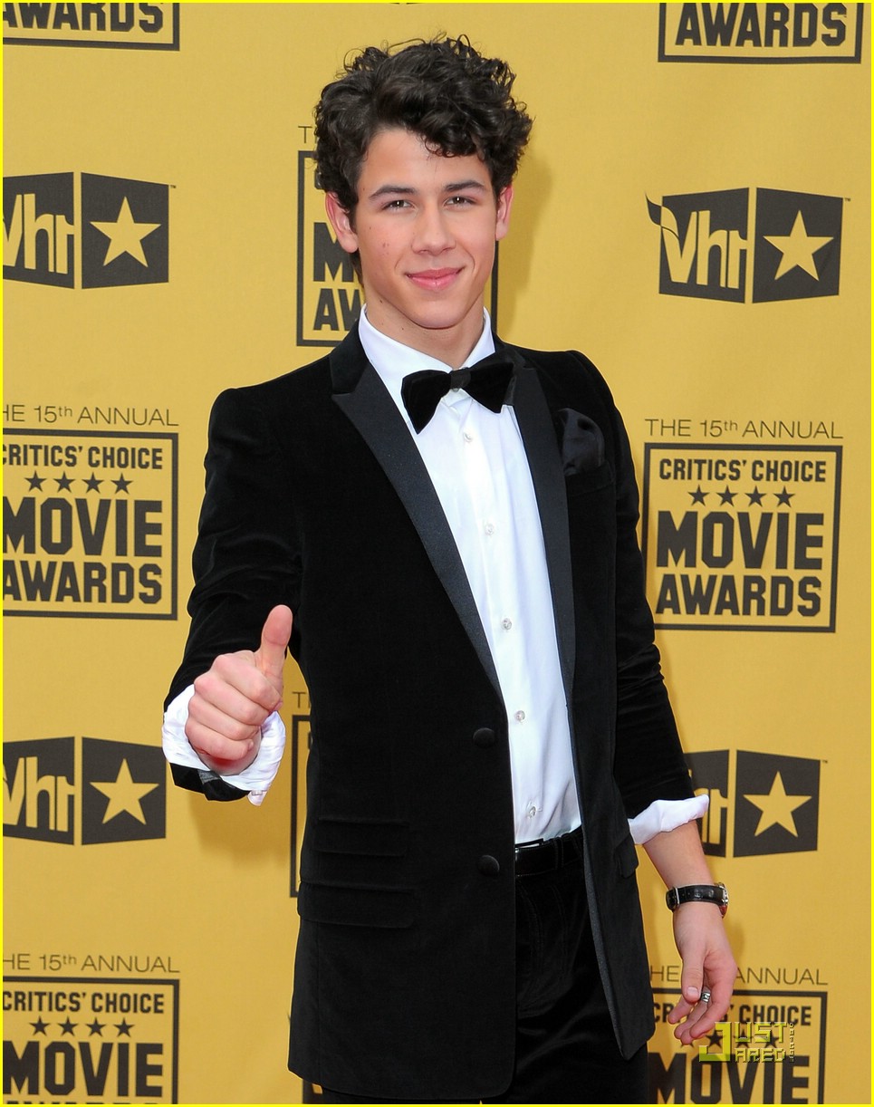Nick Jonas Wears Chucks To Critic's Choice Awards
